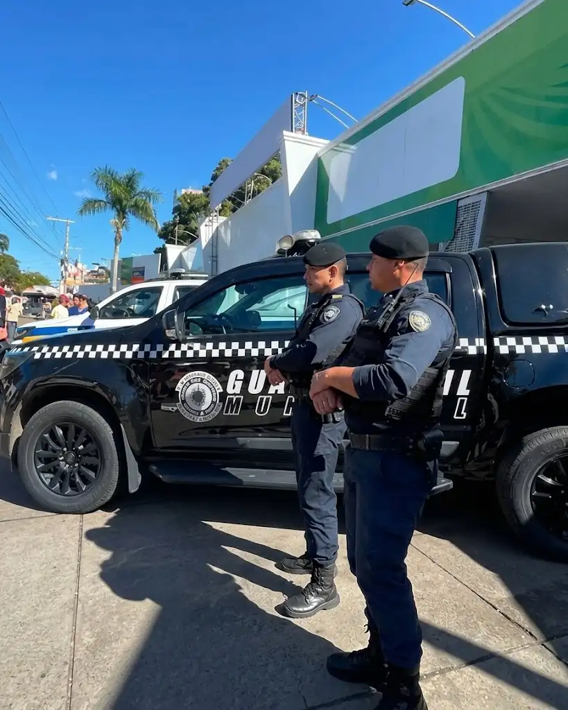 Agentes da Guarda Civil Municipal de Montes Claros ao lado das viaturas