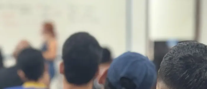 Aula no Preparatório Roberto Quintino, em Montes Claros: o quadro à frente e a turma acompanhando