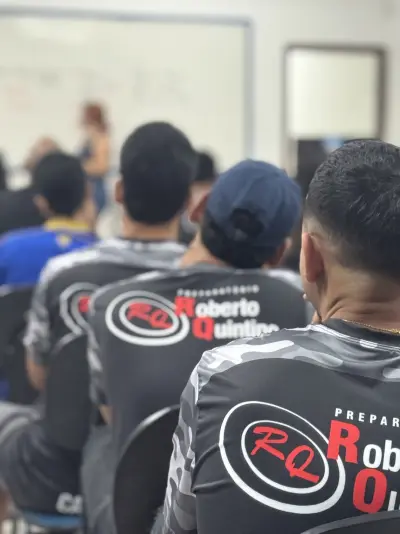 Alunos com a camiseta do Preparatório Roberto Quintino em sala de aula