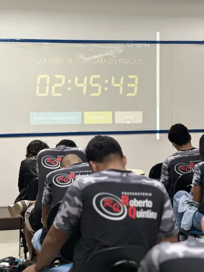 Turma do Preparatório Roberto Quintino fazendo simulado, com o cronômetro projetado na lousa
